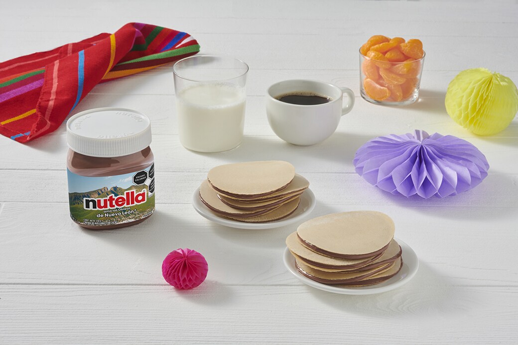 Obleas con cajeta y toppings, presentadas apiladas sobre plato.