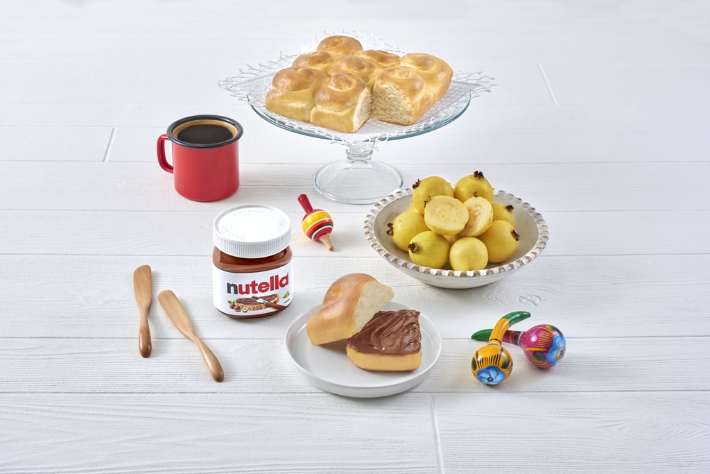 Pan de Gloria cubano rebanado sobre mesa rústica, ambiente hogareño.