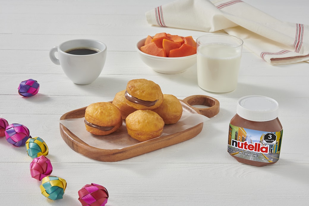 Buñuelos campechanos crujientes, espolvoreados y bañados en miel.