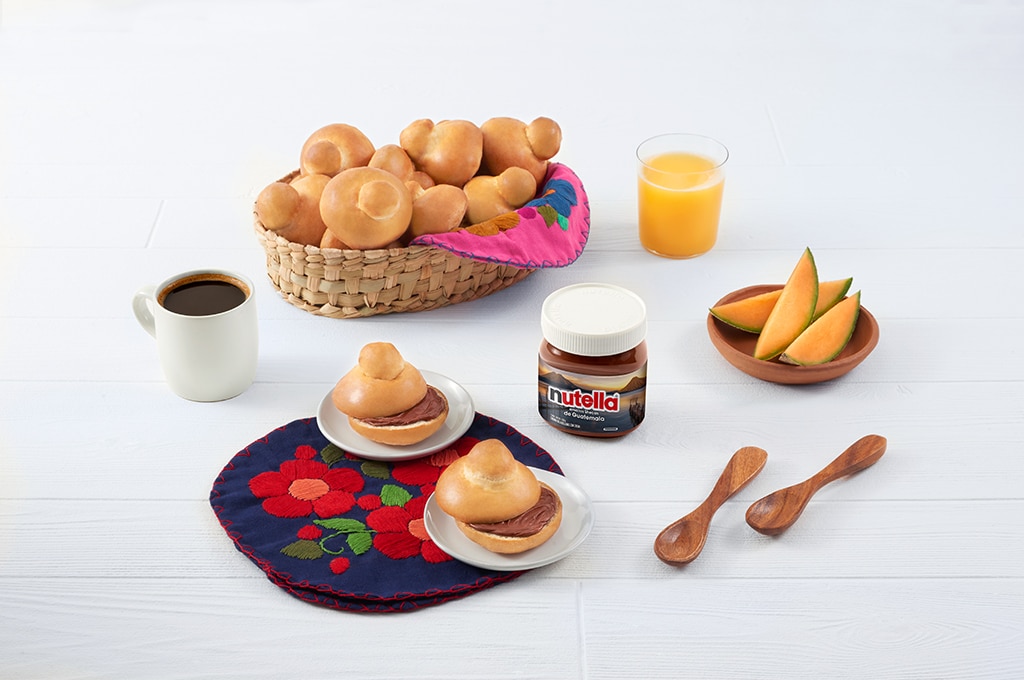 Shecas guatemaltecas tradicionales, rellenas y espolvoreadas con azúcar.