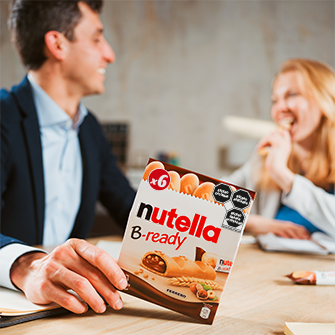 Tarro de Nutella y accesorios sobre fondo claro, composición promocional.