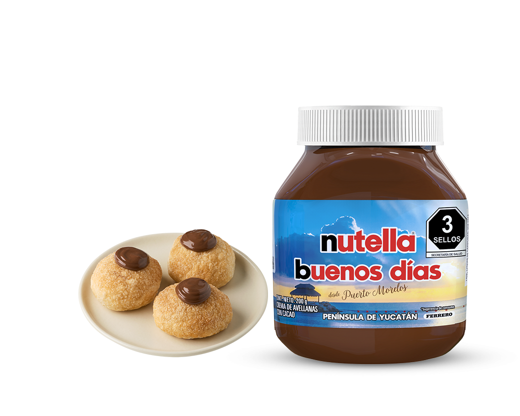 Un frasco de Nutella Buenos Días está junto a un plato con tres galletas cubiertas con Nutella. La etiqueta muestra una escena del amanecer con el texto "Desde Puerto Morelos y Yucatán