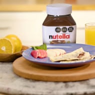 Crepa de tapioca rellena de Nutella y frutas, servida recién hecha.