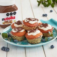 Cupcakes con glaseado y Nutella, presentados en bandeja de repostería.