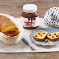 Rebanadas de brioche con Nutella y frutas cítricas confitadas, servidas.