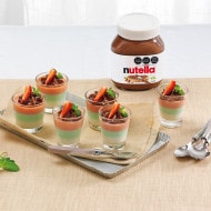 Panna cotta tricolor con capas de Nutella y puré de fruta.