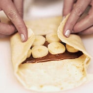 Paso de receta: burrito montado con relleno y listo para enrollar.