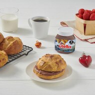 Pan de Acámbaro tradicional, dorado y esponjoso, presentado en plato.