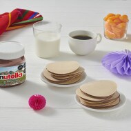 Obleas con cajeta y toppings, presentadas apiladas sobre plato.