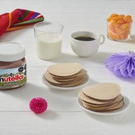 Obleas con cajeta y toppings, presentadas apiladas sobre plato.