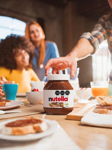 Un tarro clásico de Nutella, crema de avellanas con cacao, sobre una mesa.