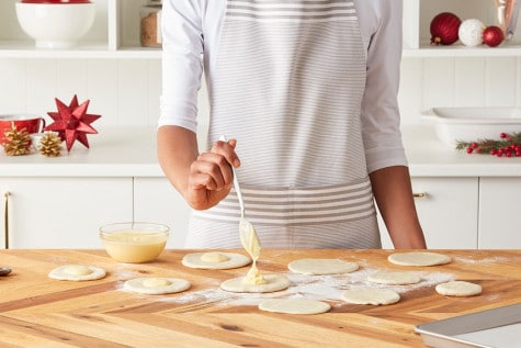 Bollos en forma de muñeco de nieve rellenos de natilla y NUTELLA® - Paso 2