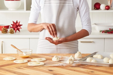 Bollos en forma de muñeco de nieve rellenos de natilla y NUTELLA® - Paso 3