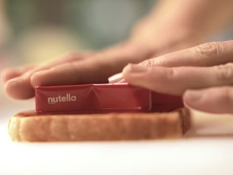 SANDWICH DE ESTRELLA NUTELLA® Paso 2