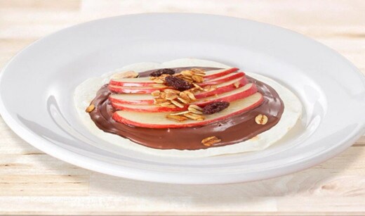 Mini pizzeta de manzana con Nutella y canela, servida caliente.