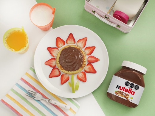 Flor de hojaldre rellena de Nutella, espolvoreada con azúcar glas.