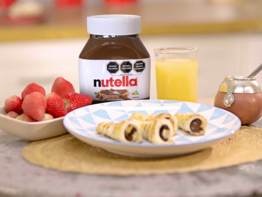 Postre argentino con Nutella y dulce de leche, servido en plato moderno.
