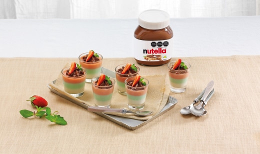 Panna cotta tricolor con capas de Nutella y puré de fruta.