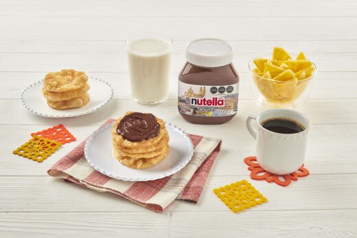 Plato guerrerense reinterpretado con Nutella y guarnición de frutas tropicales.