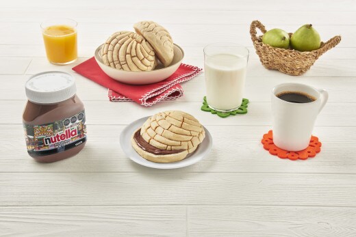 Plato de la Ciudad de México con Nutella, estilo urbano y moderno.