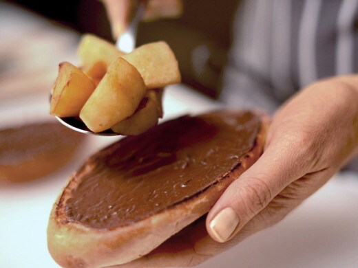 Paso de receta: molletes preparados para gratinar con frijoles y queso.