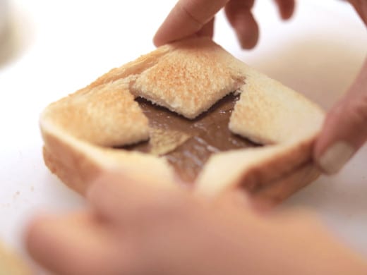 Paso de receta: sándwich montado con ingredientes frescos, listo para tostar.