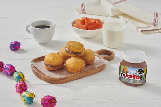 Buñuelos campechanos crujientes, espolvoreados y bañados en miel.