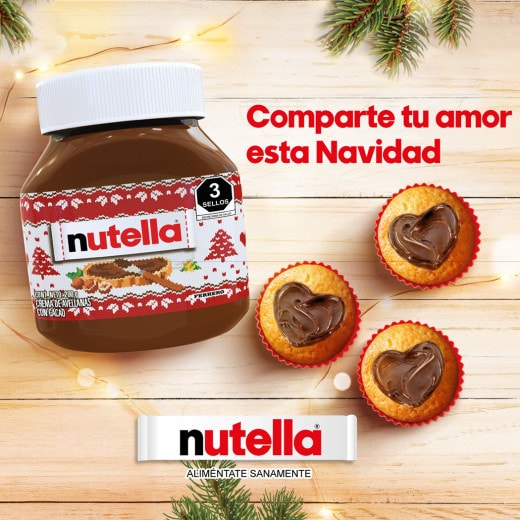 Caja regalo con tarro de Nutella, utensilios de desayuno y lazo..