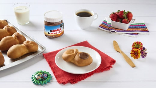 Pan tradicional 'Ánimas' de Acámbaro dorado, servido en plato rústico.