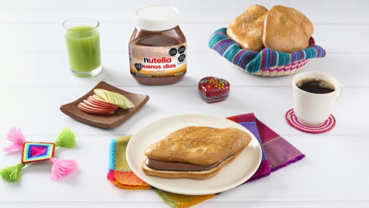 Cocoles tradicionales dorados servidos sobre mesa de madera..