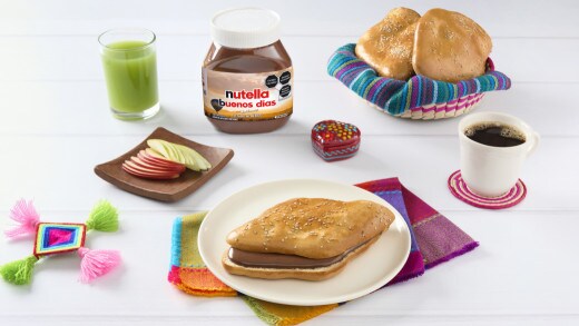 Cocoles tradicionales dorados servidos sobre mesa de madera..