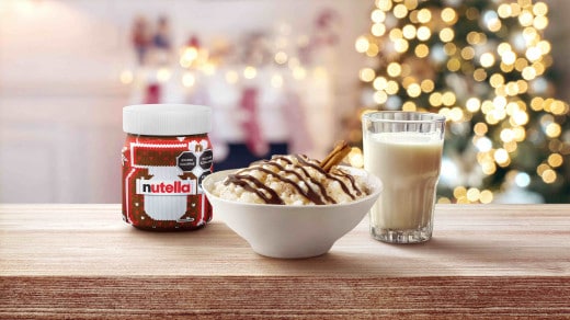 Arroz con leche cremoso espolvoreado con canela, servido en vaso..