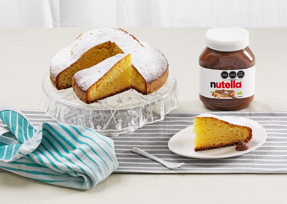 Pastel de avellanas con cobertura de Nutella y trozos crujientes.