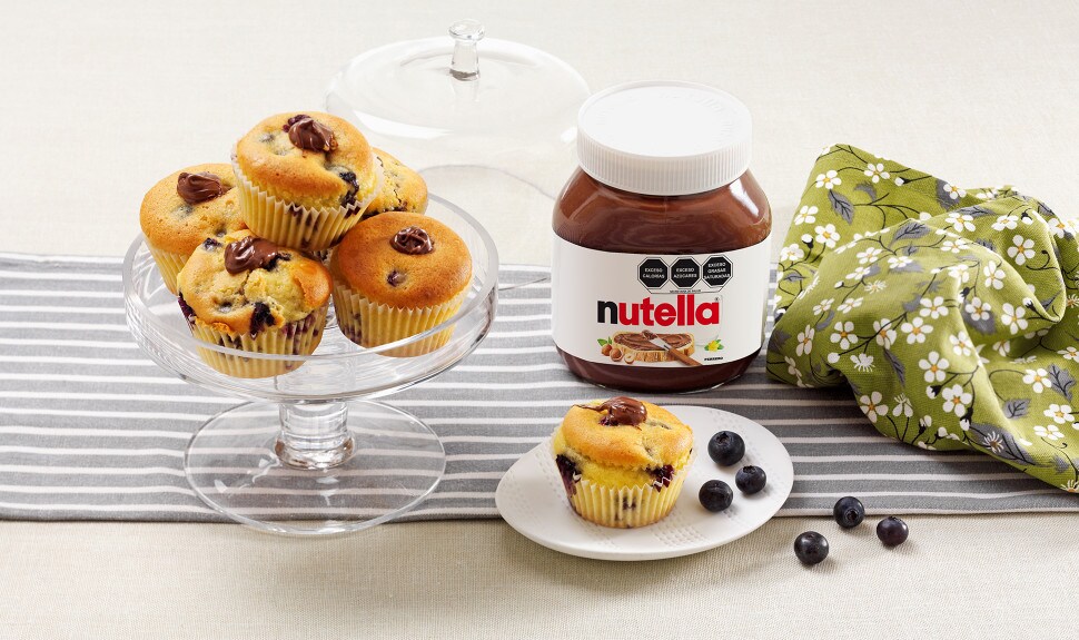 Muffins con Nutella y arándanos, horneados y espolvoreados con azúcar.