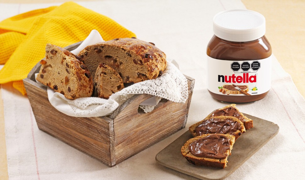 Pan dulce de mosto y pasas relleno de Nutella, cortado en rebanadas.
