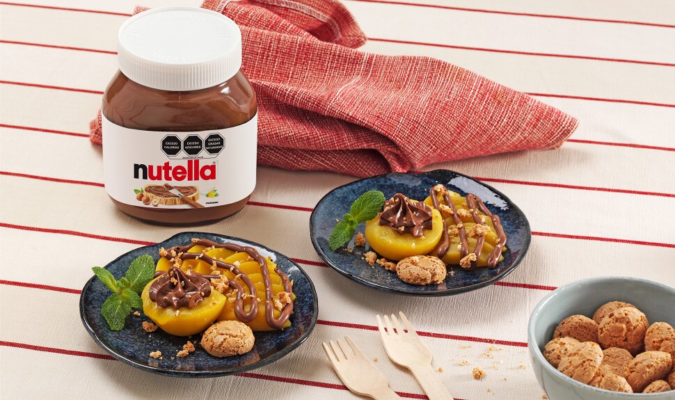 Duraznos con Nutella® y galletas Amaretti
