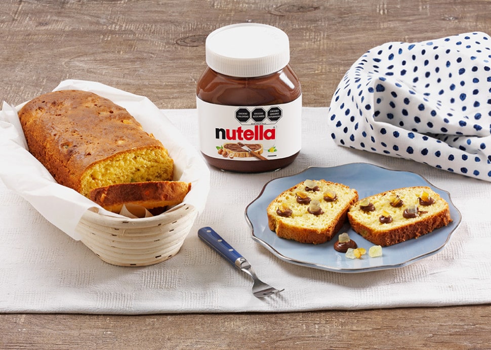 Rebanadas de brioche con Nutella y frutas cítricas confitadas, servidas.