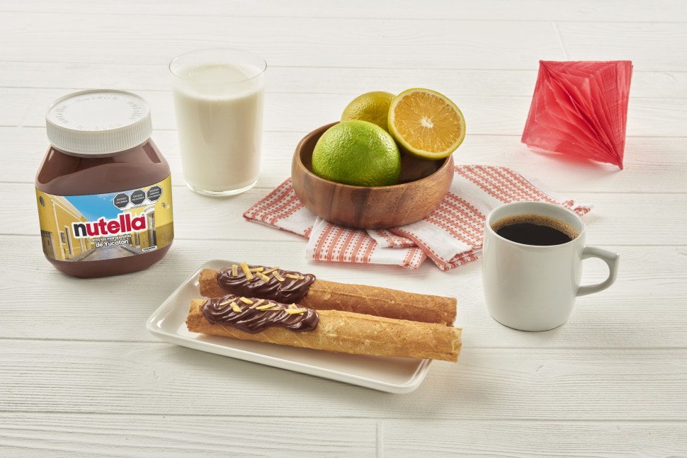 Plato yucateco con Nutella y elementos tropicales, presentación colorida.