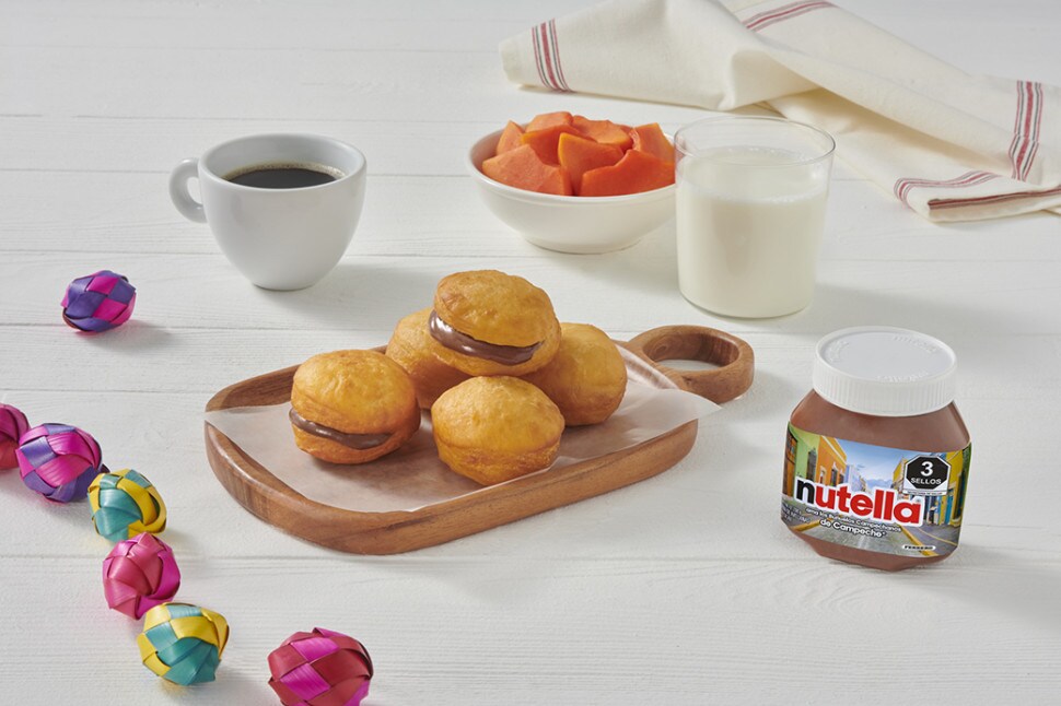 Buñuelos campechanos crujientes, espolvoreados y bañados en miel.