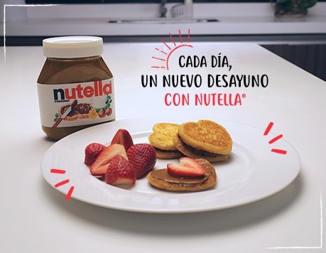 Variedad de desayunos con Nutella: tostadas, frutas y panes recién hechos..