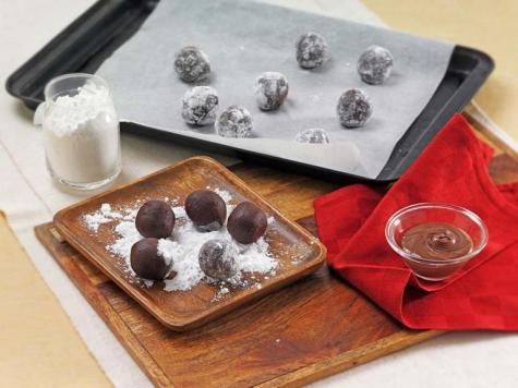 Dark Ricciarelli macaroons with NUTELLA® - STEP 2 Dark Ricciarelli macaroons with NUTELLA® - STEP 2