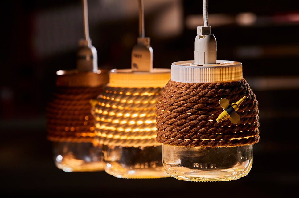 Trzy wiszące lampy ze słoików po kremie Nutella®