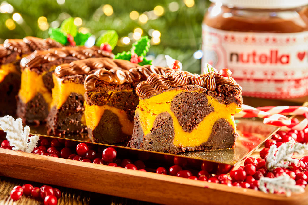 Unikalny dyniowo czekoladowy sernik zdobiony kremem Nutella®