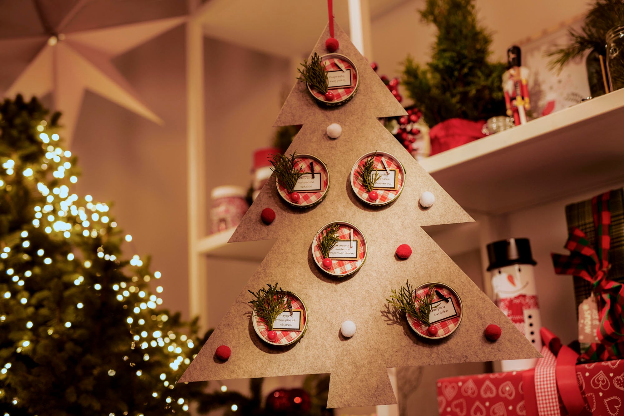 Filcowa choinka z ozdobami z nakrętek słoików po kremie Nutella®