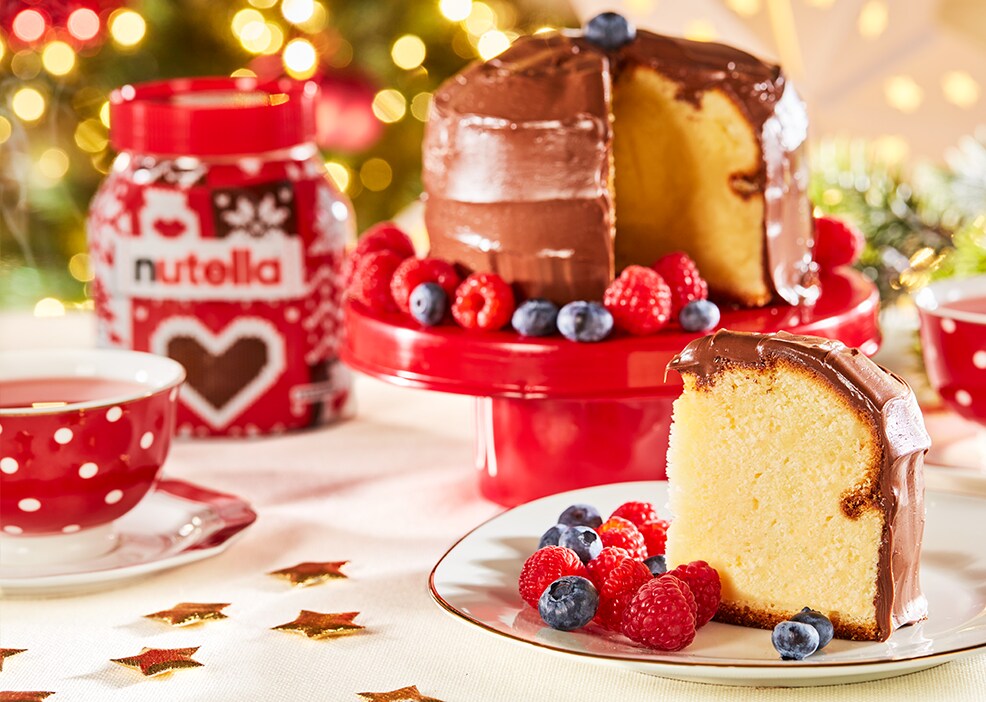 Świąteczna babka z serkiem kremowym, kremem Nutella® i malinami