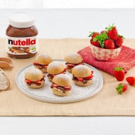 Kanapki na ciepło z truskawkami i kremem Nutella®