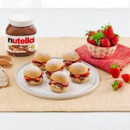 Kanapki na ciepło z truskawkami i kremem Nutella®