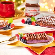 Świąteczne ciasto bez pieczenia z owocami, serkiem jagodowym i kremem Nutella® | Nutella