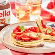 Pancakes z truskawkami i serkiem mascarpone i kremem Nutella®