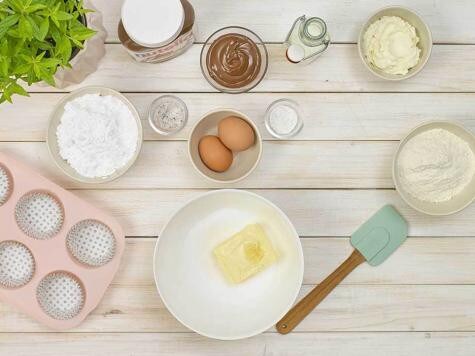 Babeczki z polewą i kremem NUTELLA® - Krok 1 Przygotowywanie piany zgodnie z przepisem na babeczki z polewą